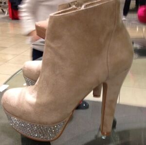 NWOT Steve Madden Banngg Ankle Booties Beige Suede Size 10